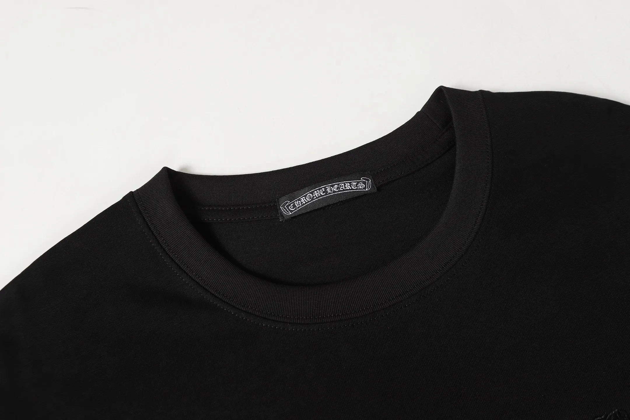 P170 Model 2210 280g heavy double yarn -Chrome Hearts/Chrome Heart Cross✝️Skin embroidered short-sleeved T-shirt -High weight, high density and high quality. The wool is soft, delicate and skin-friendly. It feels soft and silky. It has excellent warmth and skin-friendly properties. -Customized weaving and dyeing, no color difference. No matter the fabric or workmanship details, it beats the ordinary version on the market. -Colour: black white -Size: S M L XL